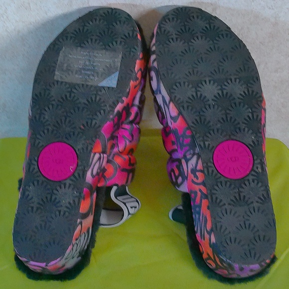 NWOT UGG AU Graffiti Puffer Slides Woman’s Size US6/EU37 RN# 88276 No Box - Picture 7 of 8